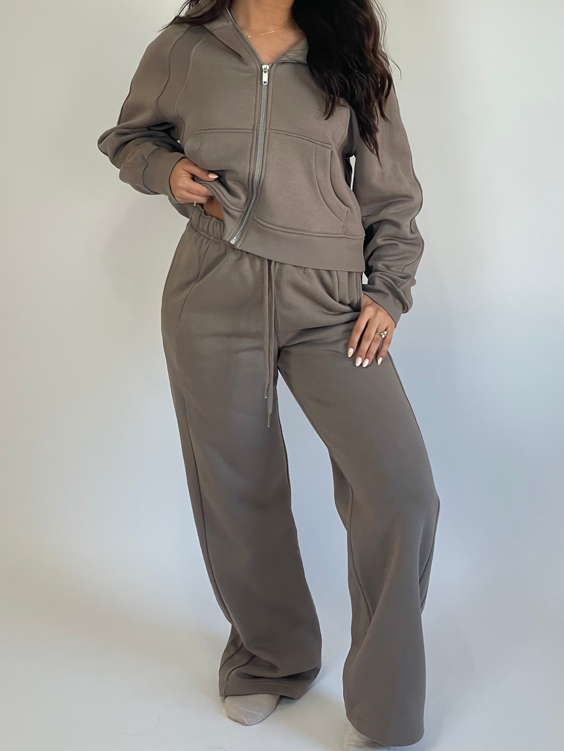 Experience ultimate comfort and style with our matching Tania set. Designed to keep you warm all day long, this set features wide-leg sweatpants and a cropped sweater for a cozy yet trendy look!